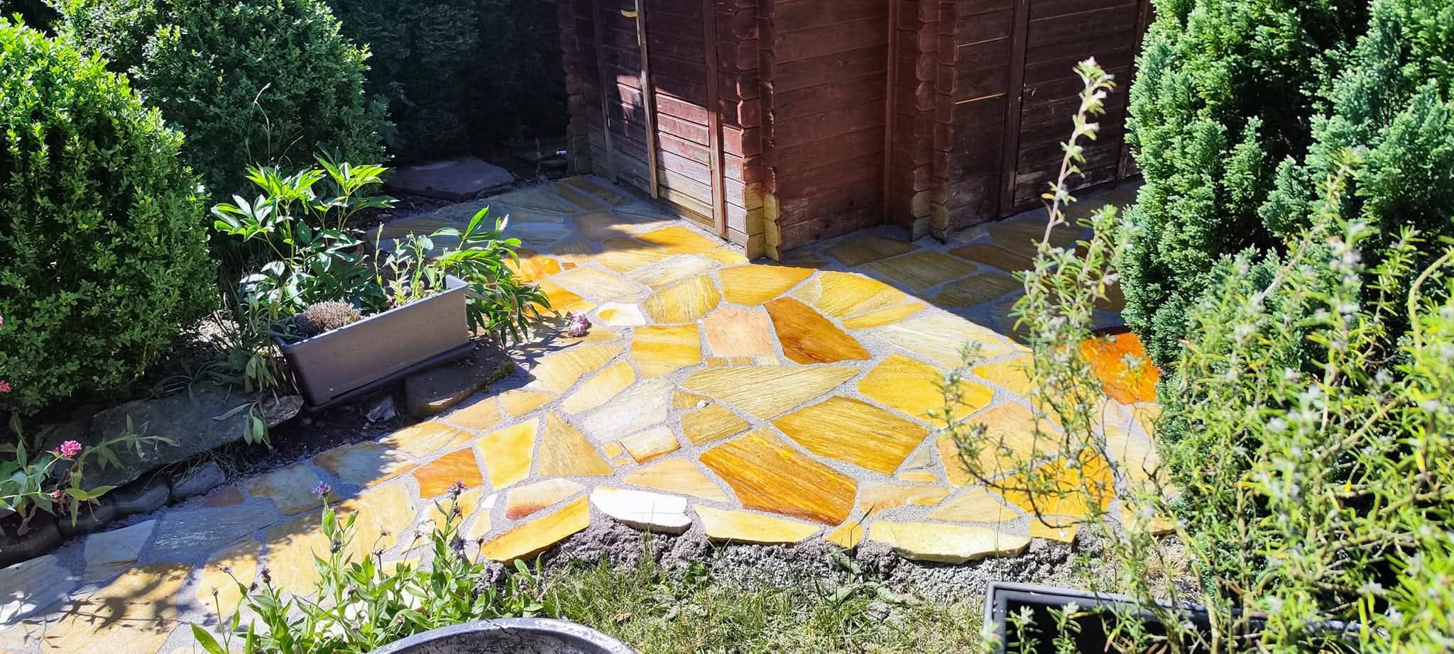 Pflasterarbeiten mit Natursteinplatten im Raum Düren