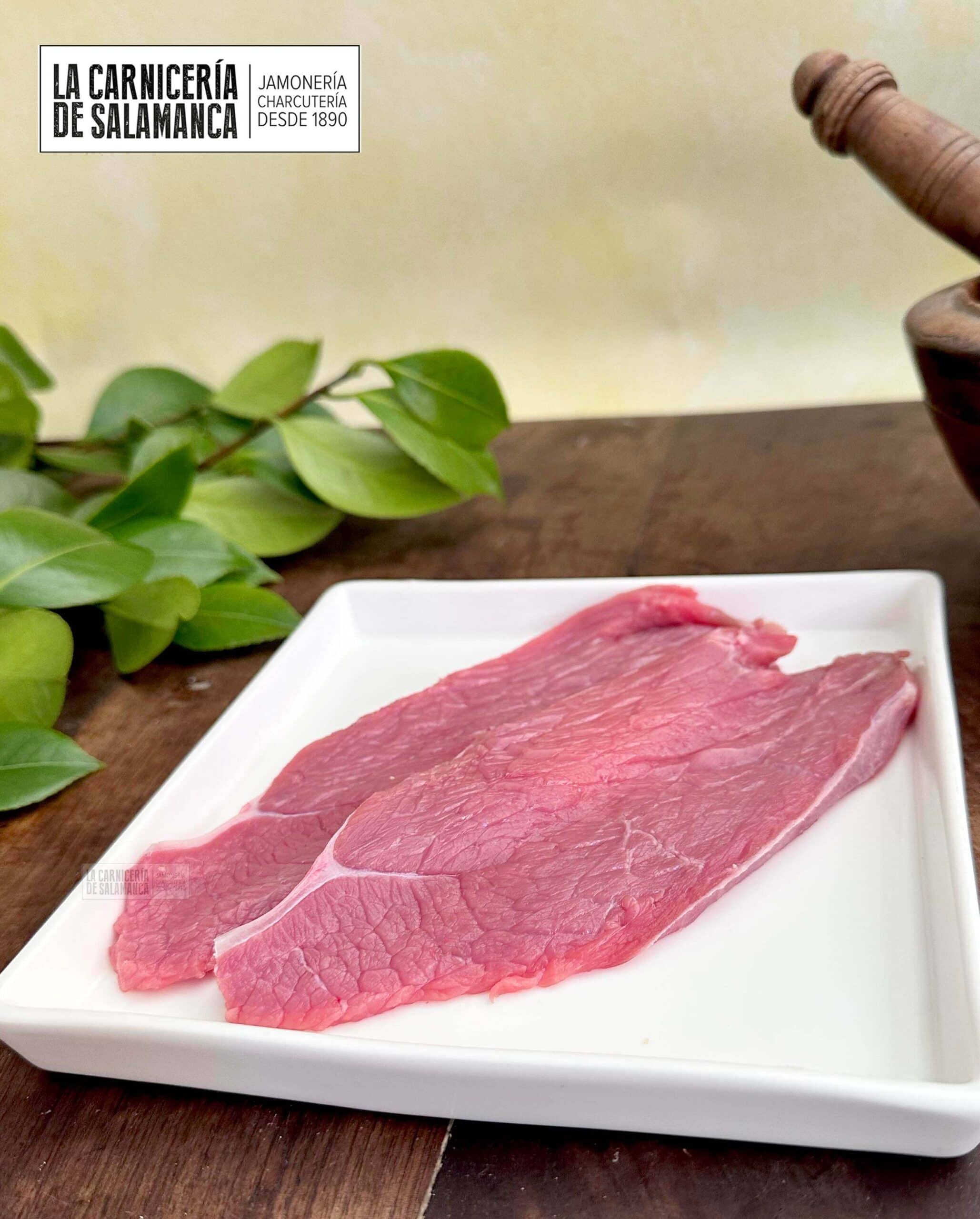 Filetes de ternera en paquetes de 200 gramos, los mejores filetes de ternera para dieta fitness. Siempre seleccionamos los filetes más tiernos y perfectos para hacer a la plancha. Filetes de ternera para dieta online en La Carnicería de Salamanca.