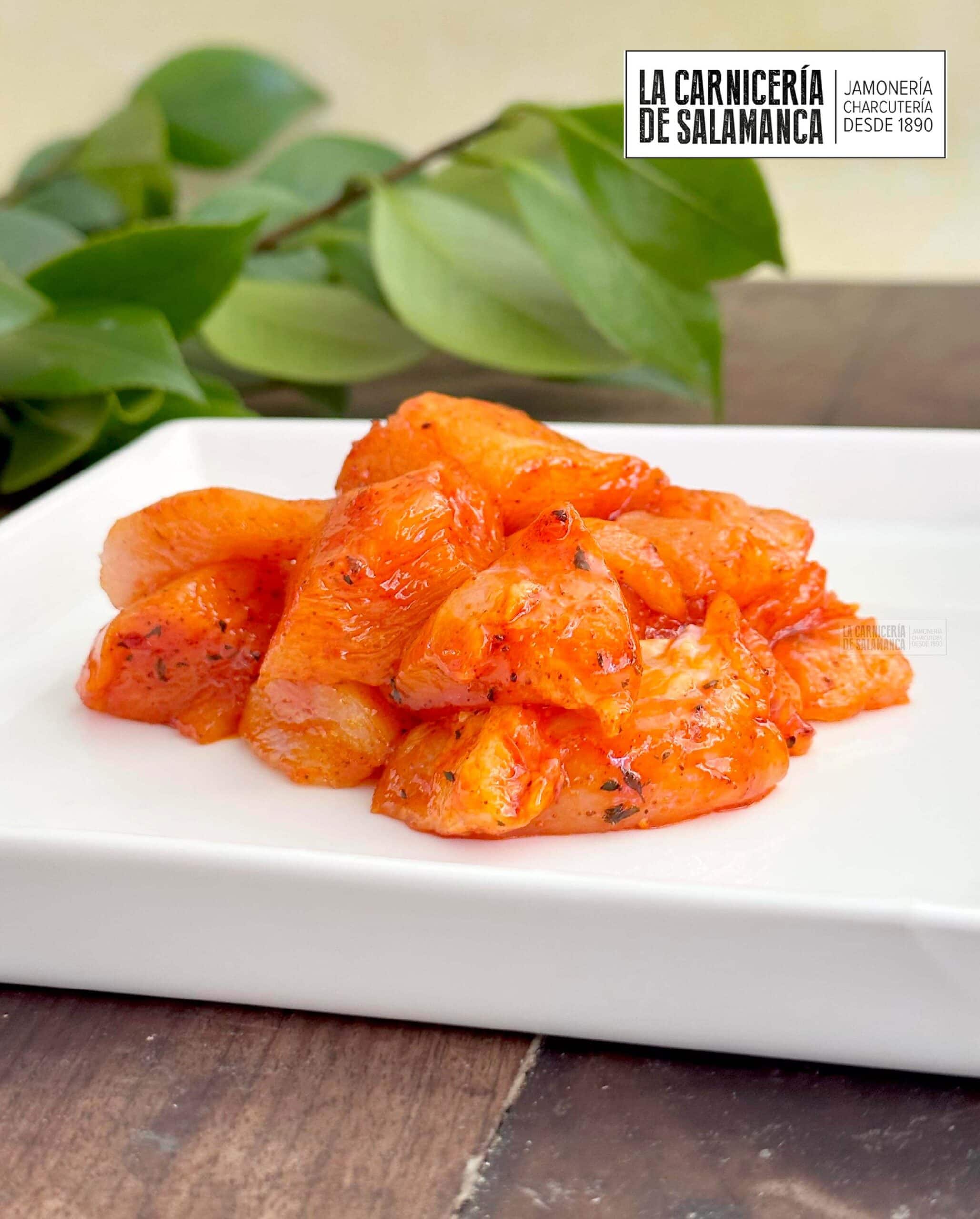 Pechuga de pollo a la barbacoa. Se presenta en dados y está listo para cocinar. Esta carne está disponible para comprar en nuestra carnicería online.