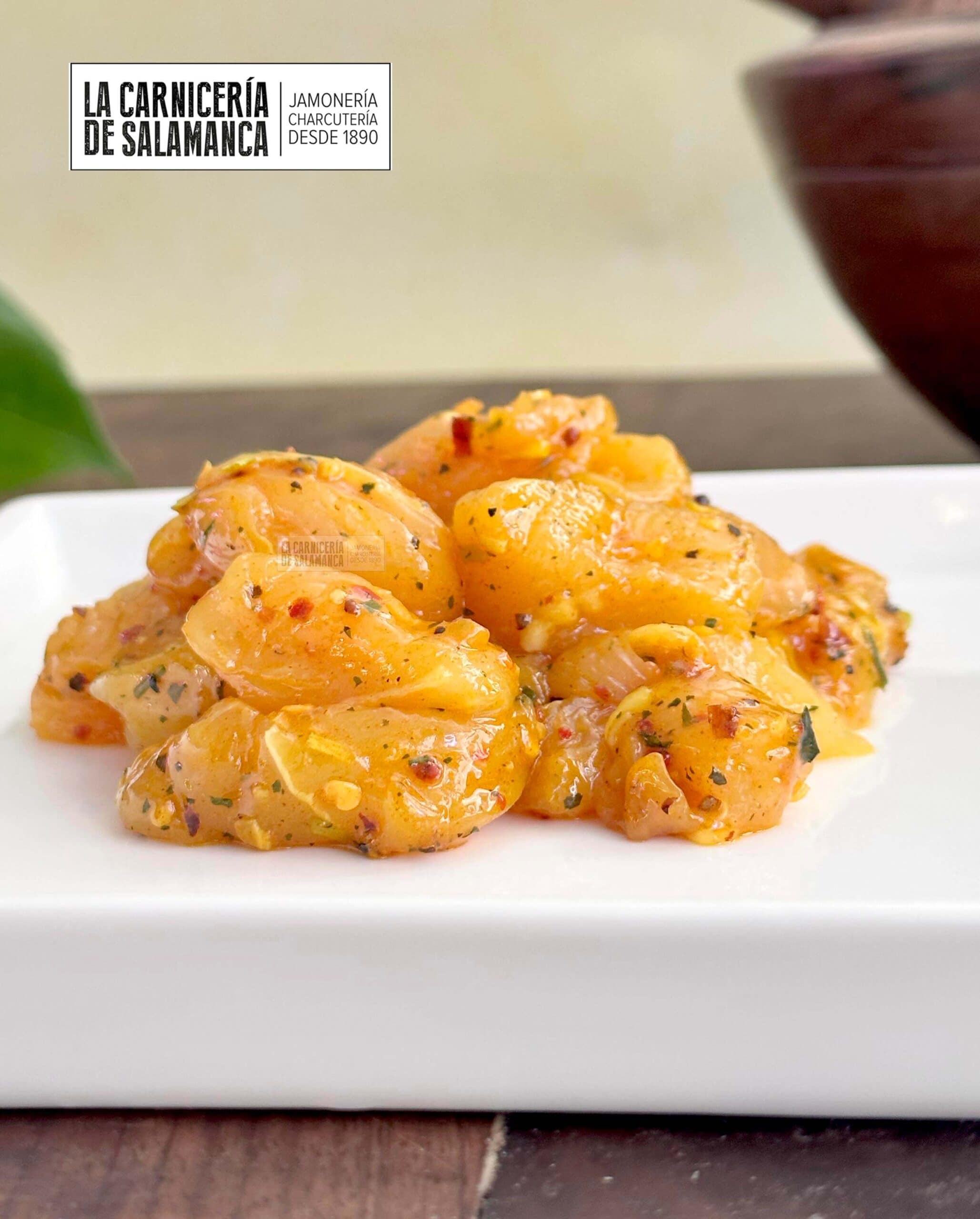 Pechuga de pollo al curry, disponible para comprar carne online en nuestra carnicería: La Carnicería de Salamanca. Este producto se ha creado en paquetes de 200 gramos para facilitar la compra de carne online para deportistas.