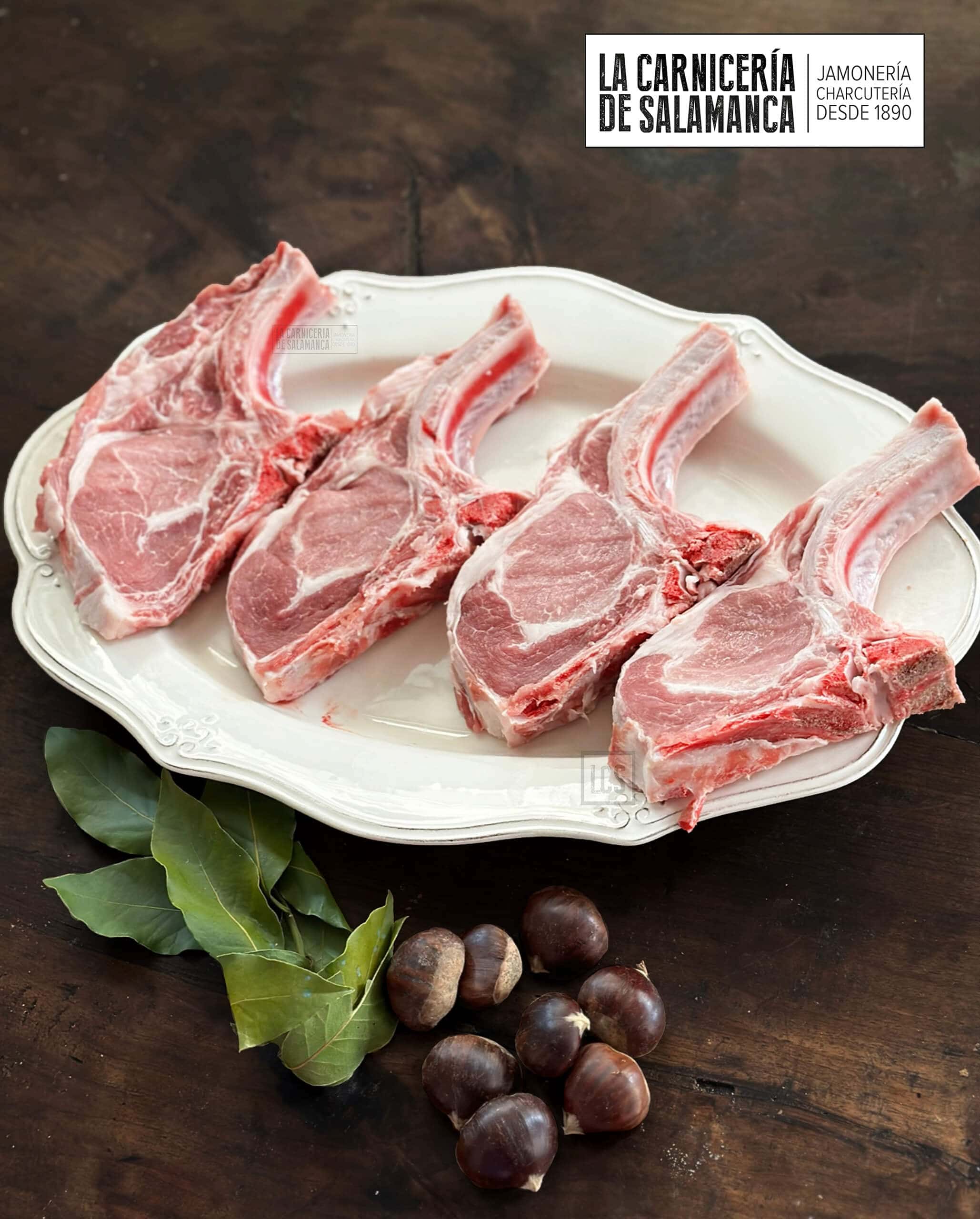 Chuletas de cerdo alimentado con castañas. Este corte es el equivalente al chuletón, se podría llamar también chuletón de cerdo y además, este concretamente es un chuletón de cerdo especial porque la alimentación de estos cerdo se hace con castañas.