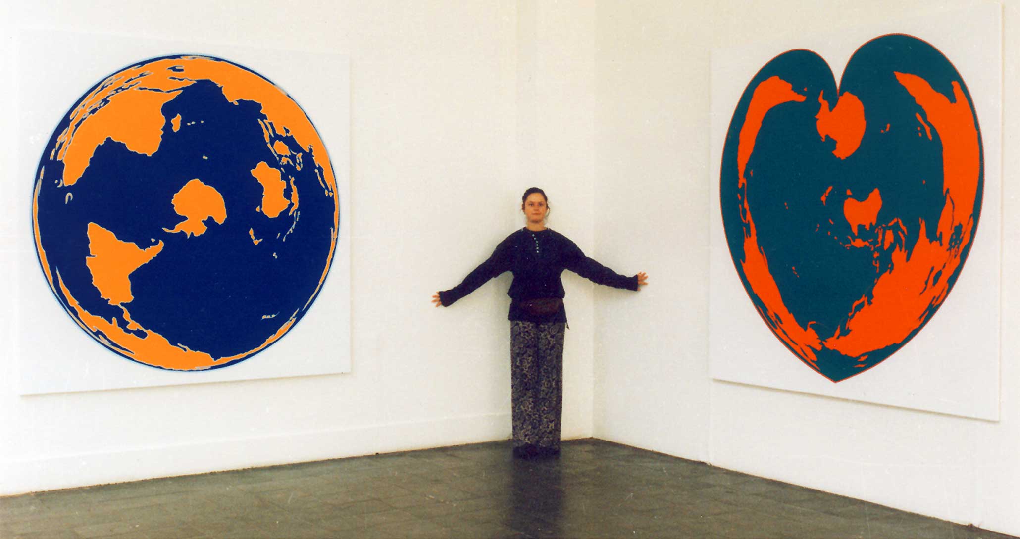 Kunstmuseum Düsseldorf, 1994, Ausstellung 'Treibhaus 6'. 'Nachthimmel' und 'Herz' von Myriam Thyes, aus Variationen über eine Weltanschauung. (Dazwischen: V. Thyes)