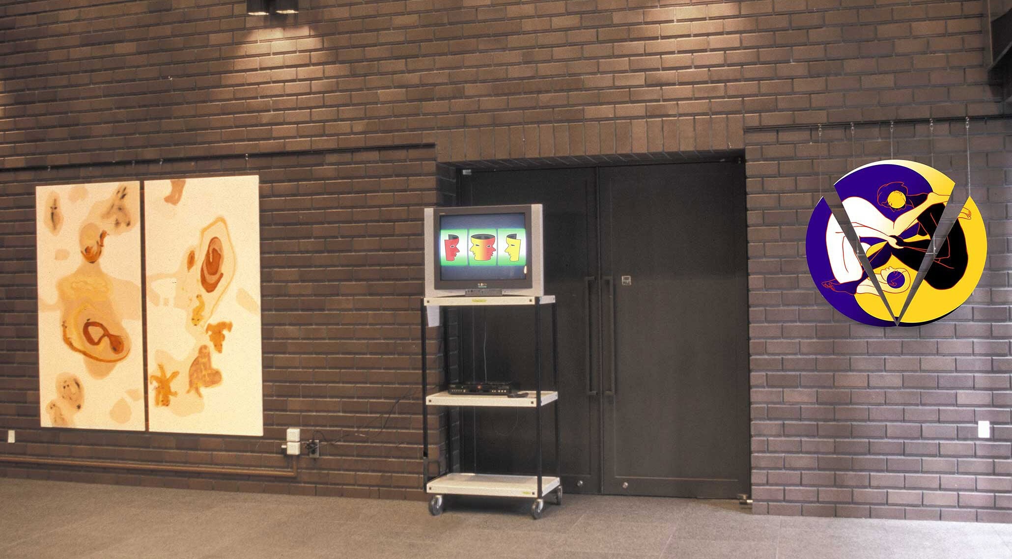 OPEN DOORS - The Situation of Contemporary Art. 
OAG – Ostasiatische Gesellschaft, Tokyo, Japan, Mai 2004. 
Links: Diptichon, Malerei von Eva Shibuya. Mitte: Myriam Thyes, Animationen: BeziehungsMuster (2003) und Mutable Worlds (2004). Rechts: Myriam Thyes, BeziehungsMuster 'Freundinnen 3', digitale Grafik (2004).