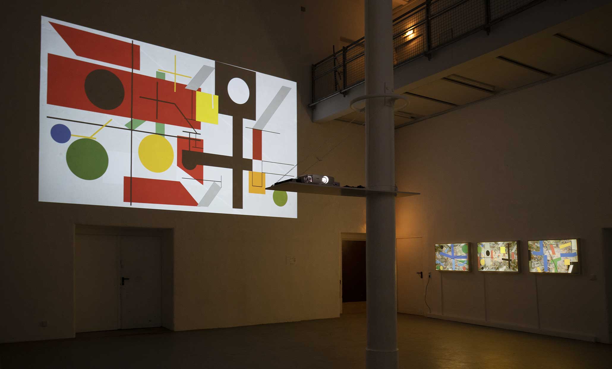 Can’t See the Universe, Einzelausstellung, Galerie Peripherie, Sudhaus Tübingen, Nov.-Dez. 2019. Im Bild: 'Kreuz und Fläche zu Raum' (Video: 2017; Leuchtkästen: 2019).