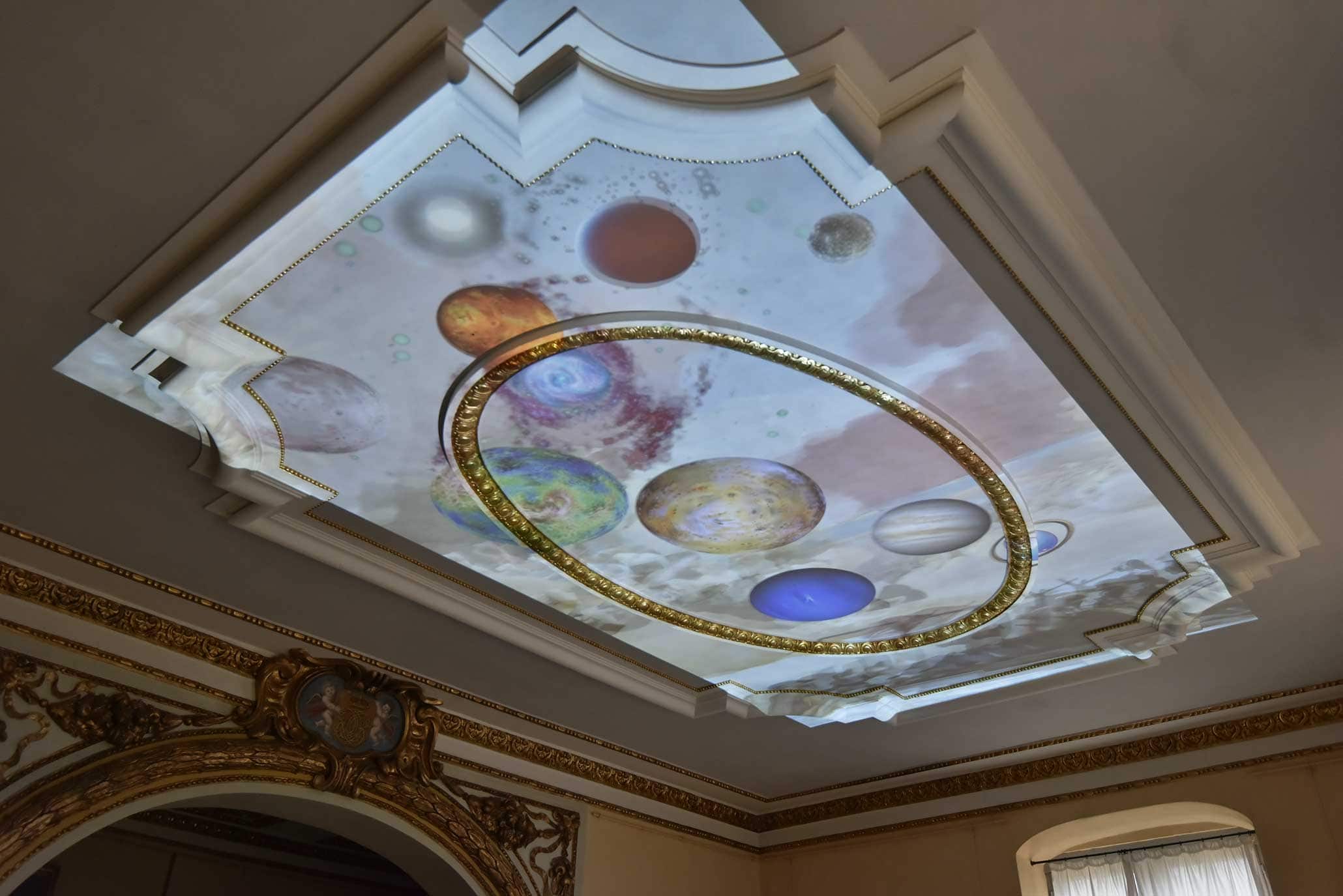 B.A.R.O.C.K., Caputh Palace, 2019. AFTER TIEPOLO, 2013. Ceiling projection in the sleeping room of the electress. Photo: Daniel Lindner, 2019. © Stiftung Preussische Schlösser und Gärten Berlin-Brandenburg. B.A.R.O.C.K., Caputh Palace, 2019. AFTER TIEPOLO, 2013. Ceiling projection in the sleeping room of the electress. Photo: Daniel Lindner, 2019. © Stiftung Preussische Schlösser und Gärten Berlin-Brandenburg.