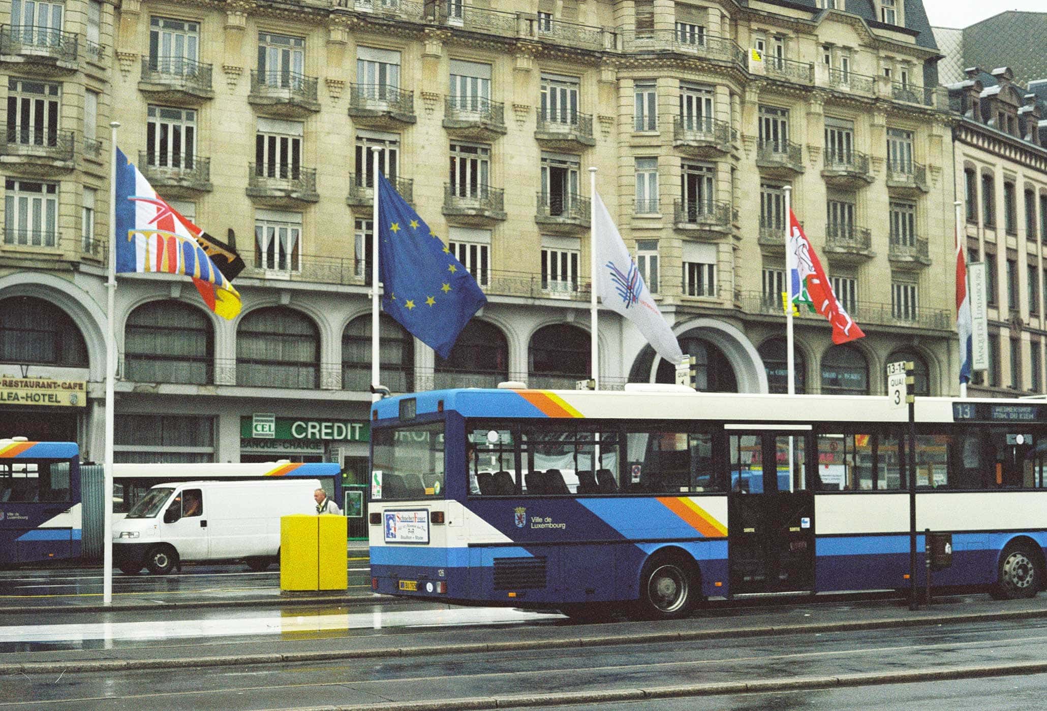 Wünsche und Warnungen im Wind II, Luxemburg, 1997. Zwei Flaggen am Hauptbahnhof, je 2 x 3 m