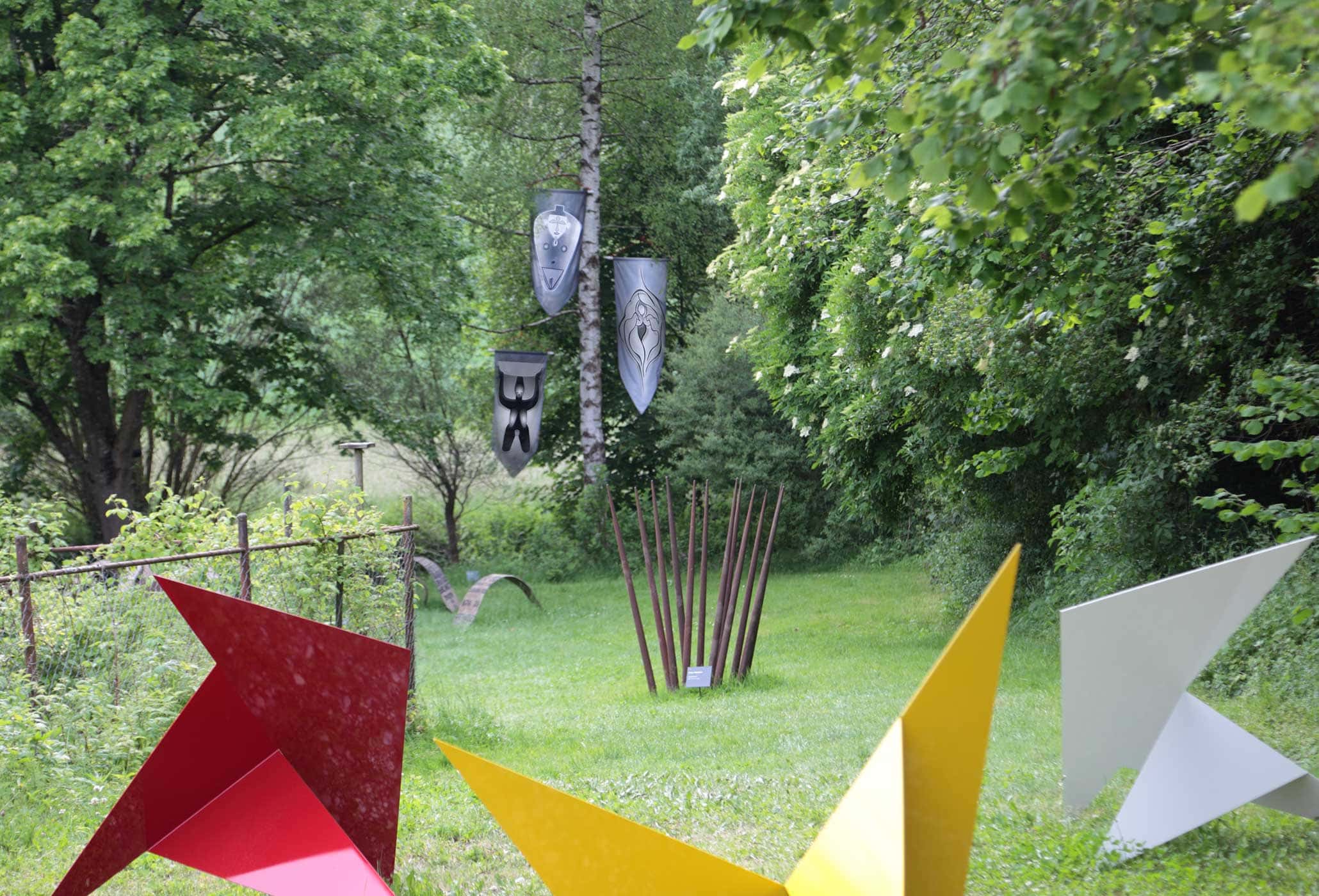 Global Vulva Flags (2014) in der Ausstellung 'Yesterday - Tomorrow', Kulturort Weiertal, Winterthur, CH, 2014.
