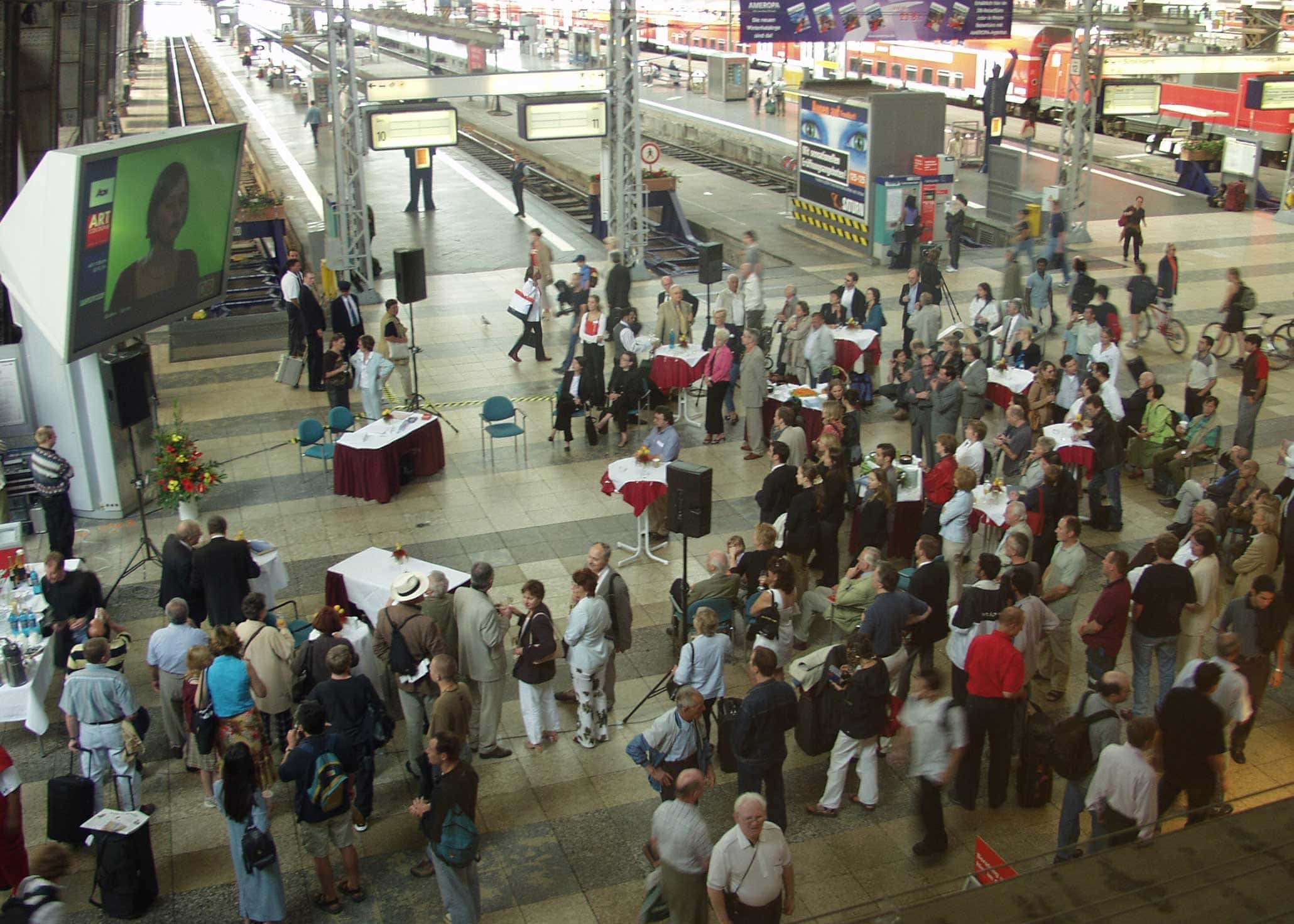 Strictly Public, Videokunst auf 26 Hauptbahnhöfen in Deutschland, Sep. - Nov. 2002