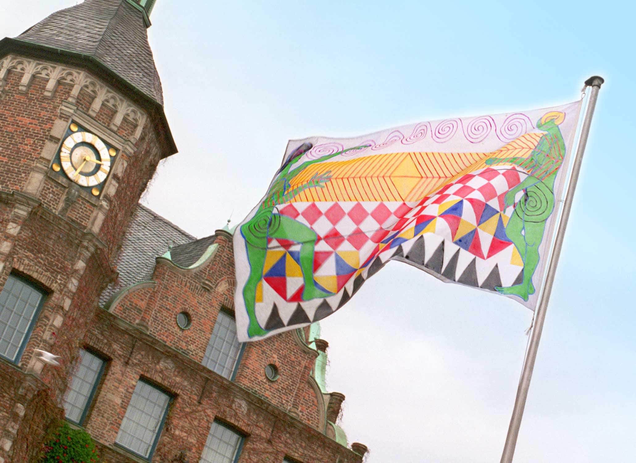 Wünsche und Warnungen im Wind, Düsseldorf, 1996. Am Rathaus: Mutter und Tochter weben am Teppich des Lebens, 2 x 3 m