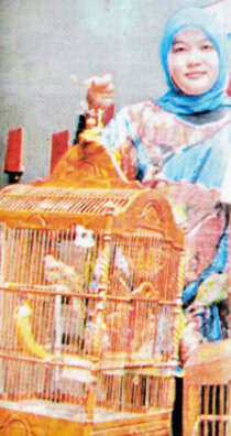 Ibu Andri: Menguasai penangkaran cucakrowo, jalak bali, dan lovebird. (Foto : Agrobur)