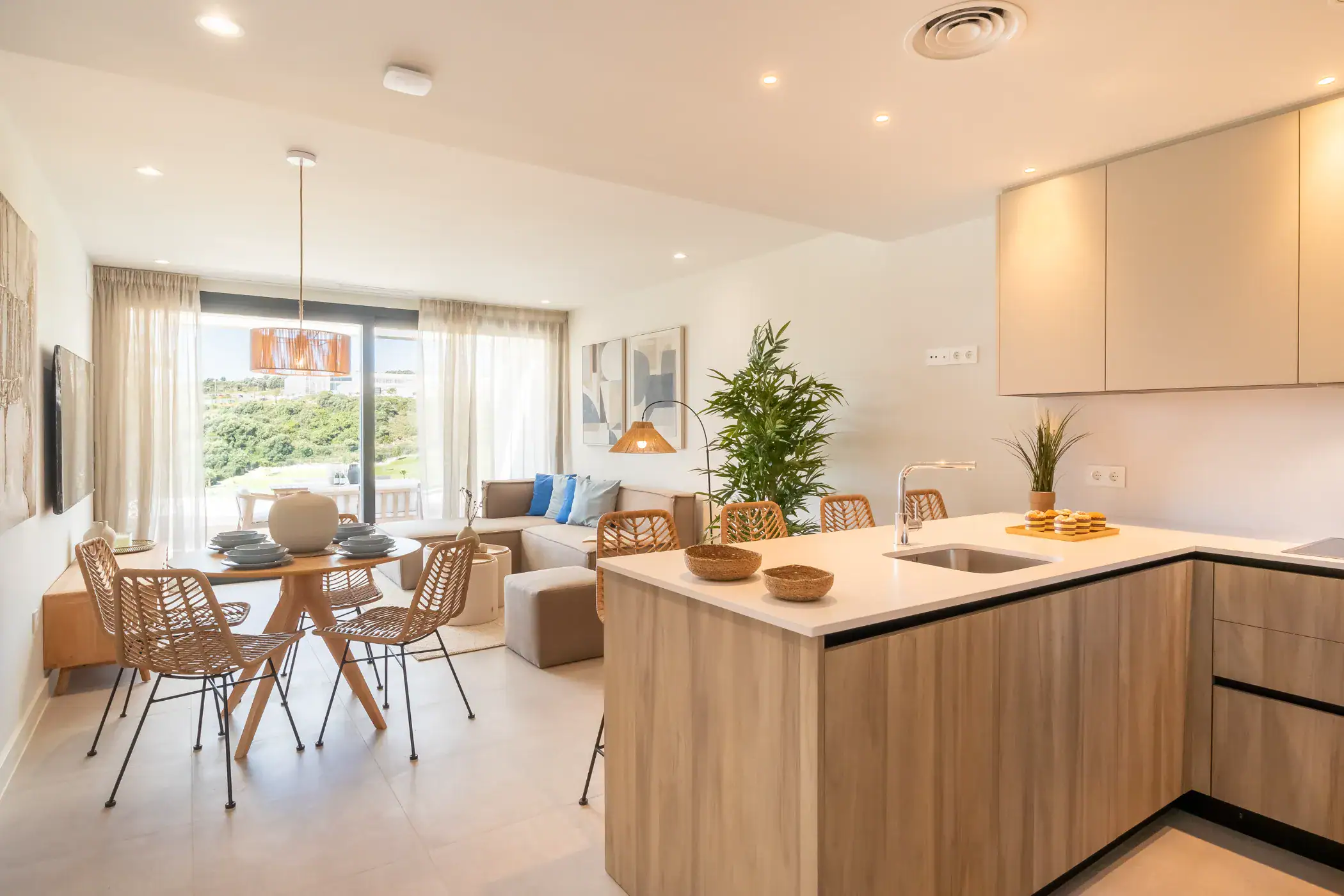 Apartamento con cocina integrada, comedor y salón luminoso.