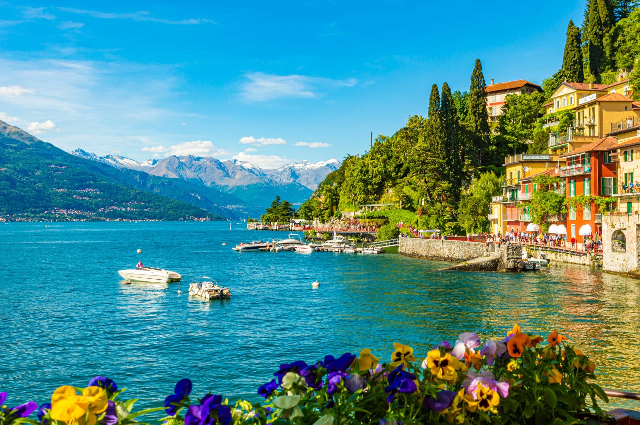 https://hips.hearstapps.com/hmg-prod/images/the-town-of-varenna-on-lake-como-royalty-free-image-1690925689.jpg