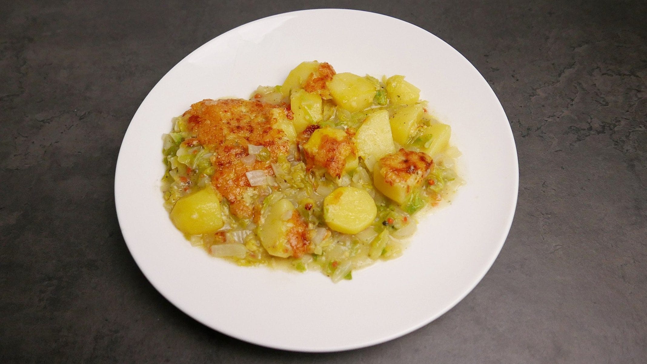 Teller mit Spitzkohl-Kartoffel-Auflauf