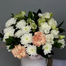 Delikatny flower box róże z jasnymi kwiatami i zielenią