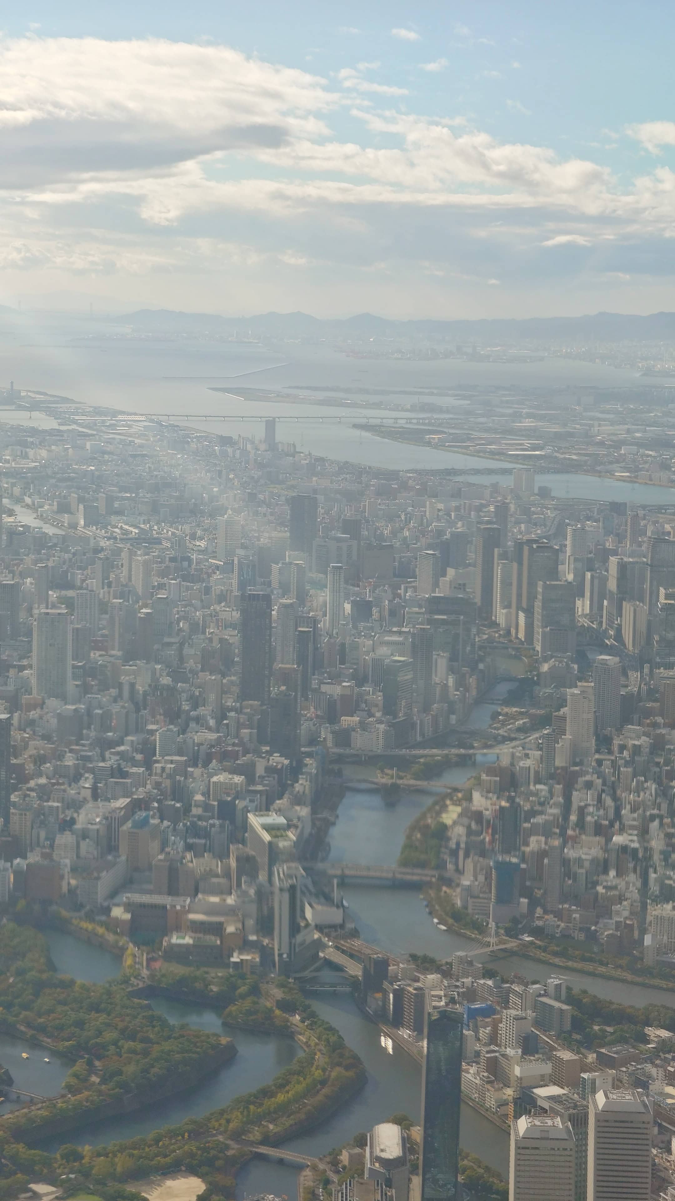 75.川沿いのビル群