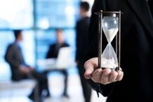 Manager hält Sanduhr für sein Zeitmanagement
