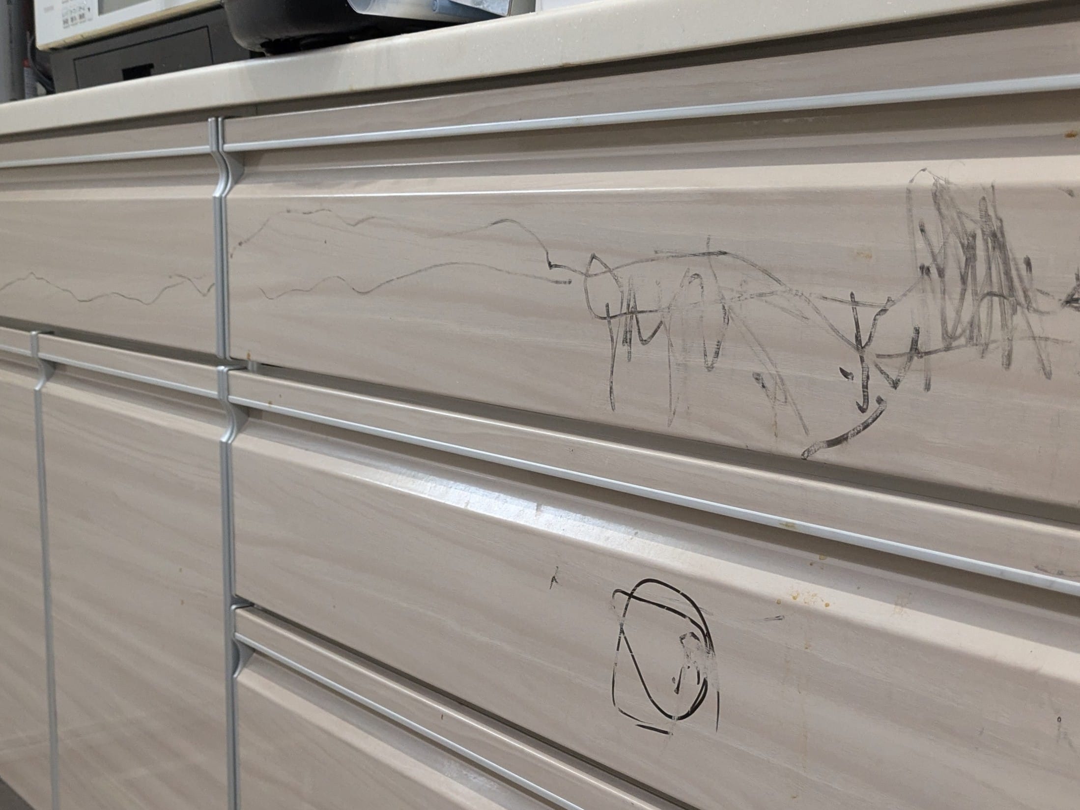 落書きのある家具