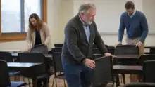 Jak nosić męski kardigan? Stylizacje do jeansów, chinosów i koszuli