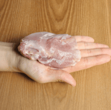 手のひら一つ分の鶏肉