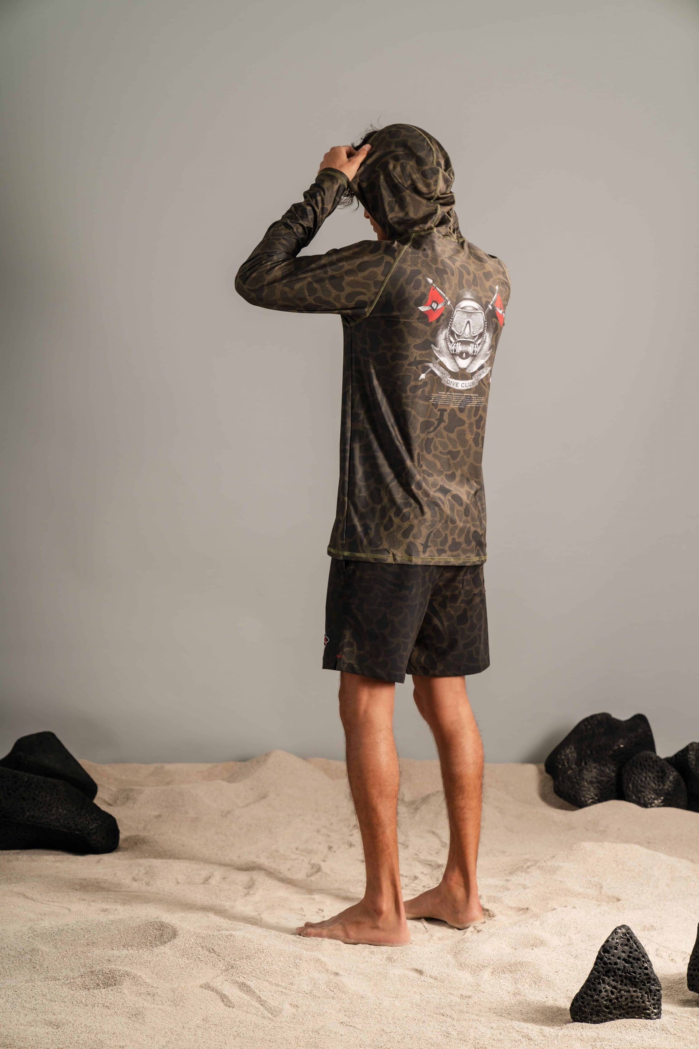 CAMISETA CON CAPUCHA DE PROTECCIÓN SOLAR MANGA LARGA CAMO