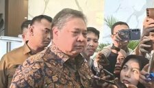 Airlangga Hartarto meminta publik menunggu nama calon resmi yang akan diajukan Presiden Prabowo Subianto kepada DPR RI.