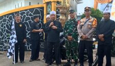 Kirab pataka dimulai dari halaman Kantor Kecamatan Tanjungsiang dan menyusuri seluruh desa di wilayah kecamatan. 