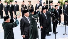 Presiden Prabowo Subianto melantik Donny Ermawan sebagai Gubernur dan Yos Sunitoyoso sebagai Wakil Gubernur Universitas Republik Indonesia (URI).