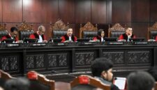 Mahkamah Konstitusi (MK) menegaskan bahwa alokasi anggaran pendidikan sekurang-kurangnya 20 persen dari APBN harus diprioritaskan untuk membiayai komponen utama pendidikan. 