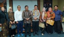 Kabid Humas Polda Jabar, Kombes Pol. Hendra Rochmawan, saat menjadi narasumber dalam Diskusi Senja bertema 