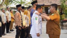 Bupati Subang Reynaldy Putra Andita Budi Raemi memberikan ucapan selamat kepada Jaja, S.STP., M.Si usai resmi dilantik sebagai Camat Dawuan, Senin (3/8/2026). Sebelumnya, Jaja menjabat sebagai Sekretaris Kecamatan Subang.