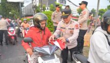 Alumni Sekolah Inspektur Polisi (SIP) Angkatan ke-55 Tahun 2026 Polda Jawa Barat menggelar aksi sosial di kawasan Perempatan Samsat Kiaracondong, Kota Bandung. Selasa (11/8/2026).
