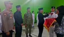 Camat Tanjungsiang Rano mengukuhkan anggota Pasukan Pengibar Bendera Pusaka (Paskibraka) Kecamatan Tanjungsiang.