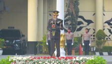 Menulis
Polda Jawa Barat menggelar upacara HUT ke-81 Kemerdekaan RI di Mapolda Jabar, Bandung, Senin (17/8/2026). Upacara dipimpin langsung Irwasda Polda Jabar Kombes Pol Benny Subandi dan berlangsung khidmat.