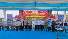 Para petani dari sejumlah kelompok tani menerima bantuan sosial dari Wakapolri Komjen Pol. Prof. Dr. H. Dedi Prasetyo.