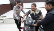 Kapolres Indramayu saat menyerahkan sepeda motor kepada Rundija pemilik motor yang hilang dicuri. 