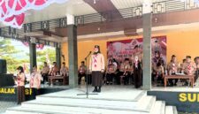 Camat Cisalak sekaligus Ketua Majelis Pembimbing Ranting (Mabiran) Gerakan Pramuka Kecamatan Cisalak, Ida Halimah, S.Kep., M.AP., bertindak sebagai pembina upacara.