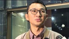 Penyidik Komisi Pemberantasan Korupsi (KPK) menyita uang tunai sebesar 8.500 dolar Singapura dari ruang Kepala Kantor Imigrasi (Kanim) Jakarta Selatan. 