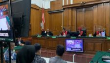 Ketua Majelis Hakim PN Tipikor Surabaya, Ratna Dianing Wulansari, dalam pertimbangannya menyatakan para terdakwa tidak terbukti menikmati keuntungan secara pribadi dari proyek yang dipersoalkan.