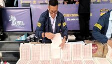 Dalam pengungkapan tersebut, polisi mengamankan lebih dari 3,4 juta keping meterai ilegal beserta mesin produksi dan bahan baku.