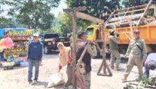 Satuan Polisi Pamong Praja (Satpol PP) Provinsi Jawa Barat menertibkan sejumlah pedagang yang masih melakukan aktivitas jual beli di sepanjang Jalan Raya Subang-Bandung.
