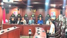 Komisi lll DPR meminta pihak kepolisian dan Bank Mandiri segera memulihkan akses rekening tersebut.