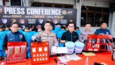 Kapolres Garut AKBP Niko N. Adi Putra, menjelaskan, 12 kasus yang diungkap, terdiri atas enam kasus tindak pidana narkotika dan enam kasus tindak pidana di bidang kesehatan.