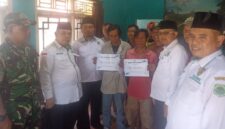 Poto. Kepala MTs Tanjungsiang Ahmad Sobari Al Fauzi didampingi Wakamad Kesiswaan Saripudin, turut hadir BAZNAS, Babinsa dan Bhabinkamtibmas Desa Tanjungsiang. Dok. Deltanusantara.com