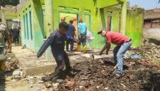 Bacalon Kades) Tanjungsiang, Suherman, menyampaikan keprihatinannya terhadap musibah kebakaran yang menimpa warga di Kampung Cikadu, Desa Tanjungsiang. Poto. Deltanusantara.com