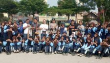 SMAN 1 Cisalak bersama  Forkopincam Cisalak melaksanakan aksi bersih-bersih di Alun-alun Kecamatan Cisalak  memperingati World Cleanup Day (WCD) 2026. Poto. Deltanusantara.com.