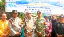 Tim Penilai Papanting Asisten Administrasi Umum Sekretariat Daerah Kabupaten Subang  bersama Forkopincam Cisalak, Kepala UPTD Puskesmas, Kepala Desa Darmaga, serta stakeholder lainnya yang hadir dalam acara tersebut. Poto. Redaksi
