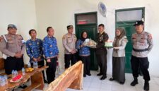 Kapolsek Cisalak bersama Camat Cisalak menyerahkan tumpeng dan kue sebagai bentuk ucapan selamat sekaligus mempererat hubungan antara TNI, Polri dan unsur pemerintahan di wilayah Kecamatan Cisalak.