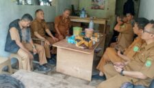 Camat Sagalaherang, Rahmat Hidayat beserta jajarannya saat mengunjungi calon kades no urut 4 Dian Wahyudi. 