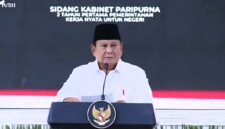 Presiden Prabowo menyampaikan terima kasih dan penghargaan kepada seluruh anggota kabinet yang dinilainya telah bekerja keras menjalankan amanah untuk bangsa dan negara. Poto tangkap layar YouTube Sekretariat Presiden. 