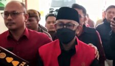 Kejati Jawa Barat menahan Wakil Bupati Indramayu, Syaefudin, sebagai tersangka dalam kasus dugaan korupsi tunjangan perumahan dan transportasi DPRD Indramayu tahun anggaran 2022–2025.